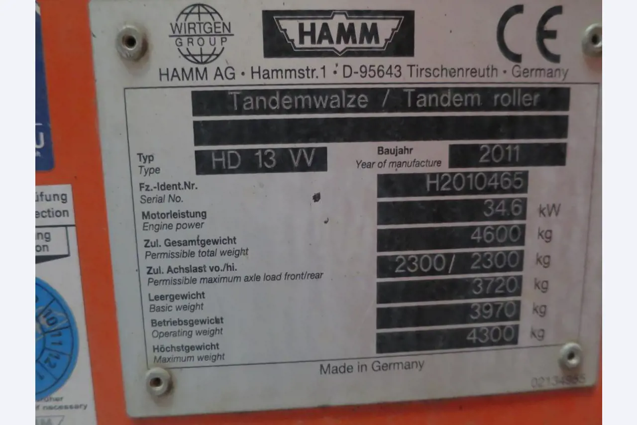 dobro vzdrževani gradbeni stroji, oprema za gradbene stroje in vozila.-4