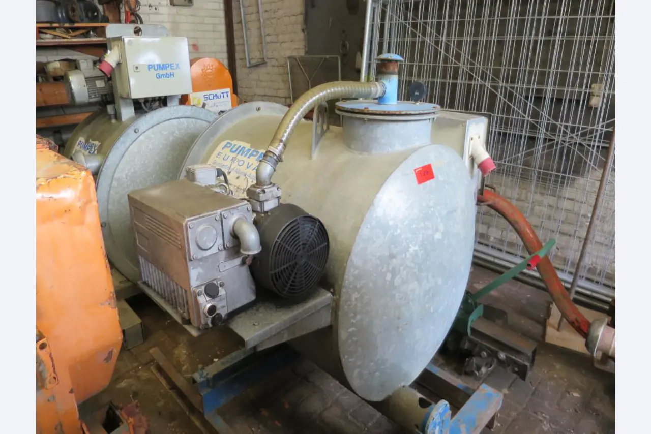 dobro vzdrževani gradbeni stroji, oprema za gradbene stroje in vozila.-1