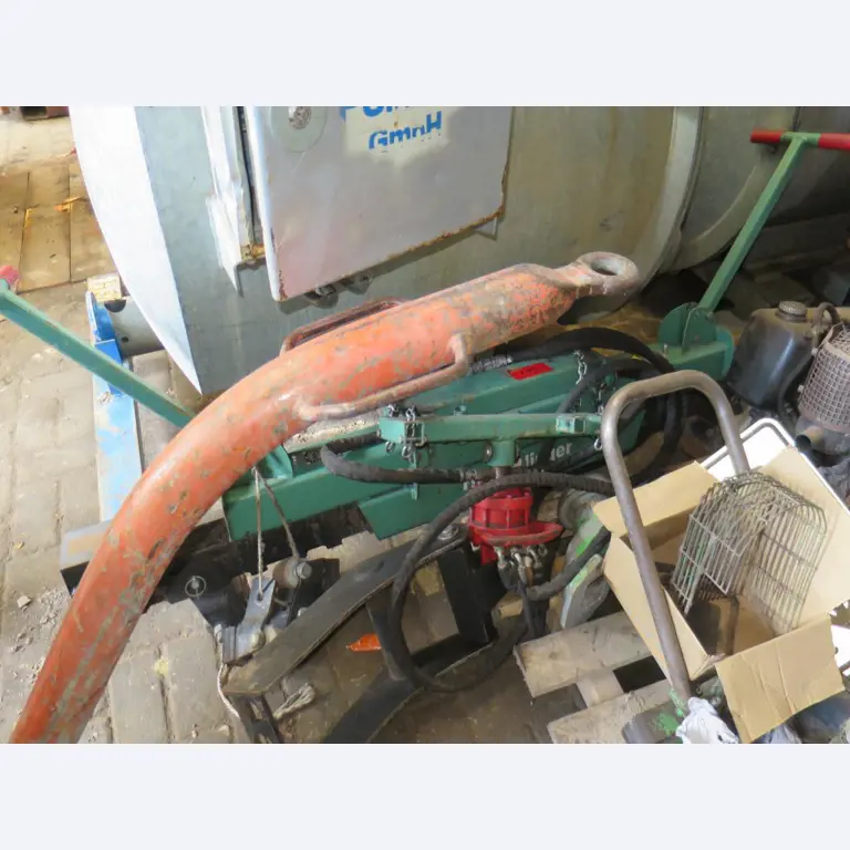 dobro vzdrževani gradbeni stroji, oprema za gradbene stroje in vozila.-1