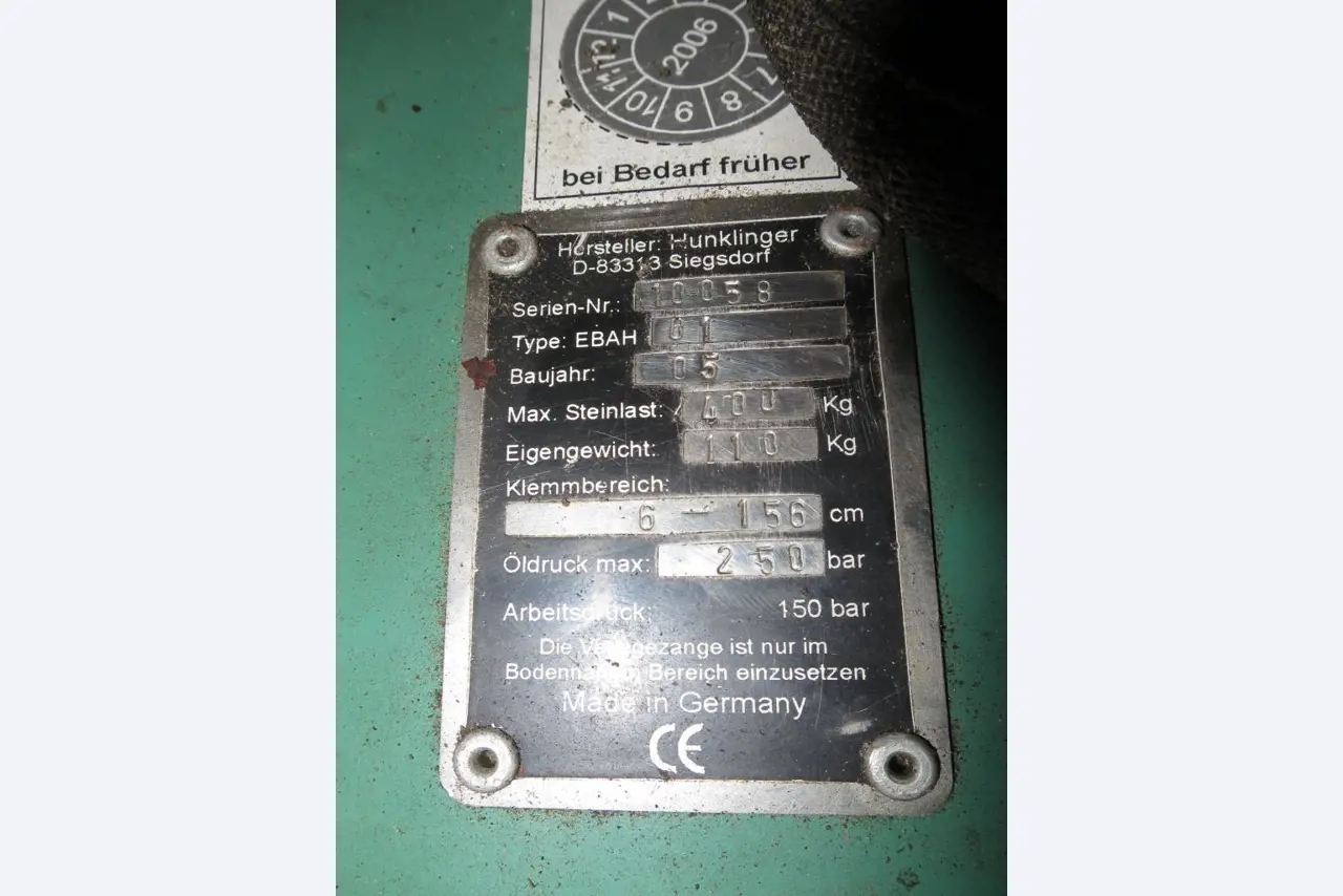 dobro vzdrževani gradbeni stroji, oprema za gradbene stroje in vozila.-2