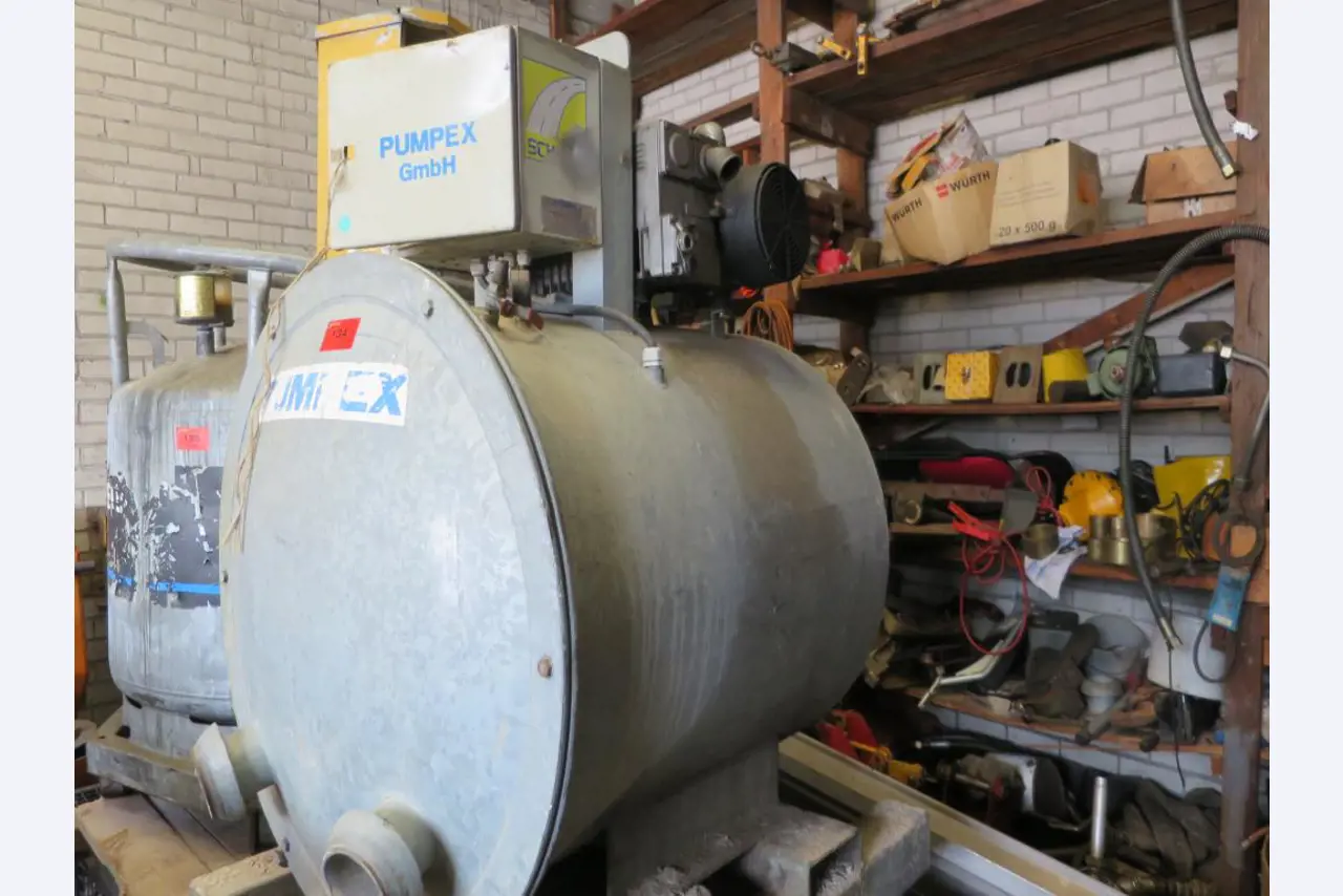 dobro vzdrževani gradbeni stroji, oprema za gradbene stroje in vozila.-1