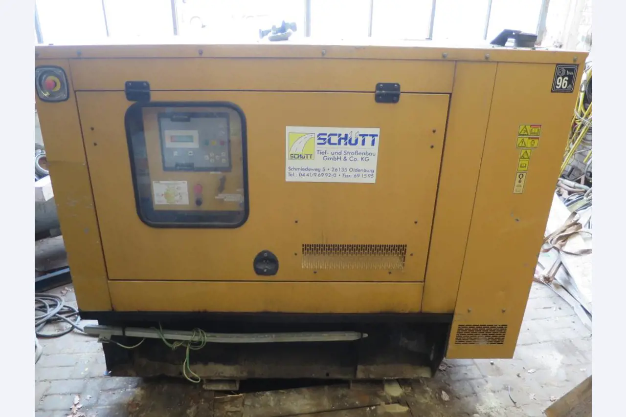 dobro vzdrževani gradbeni stroji, oprema za gradbene stroje in vozila.-2