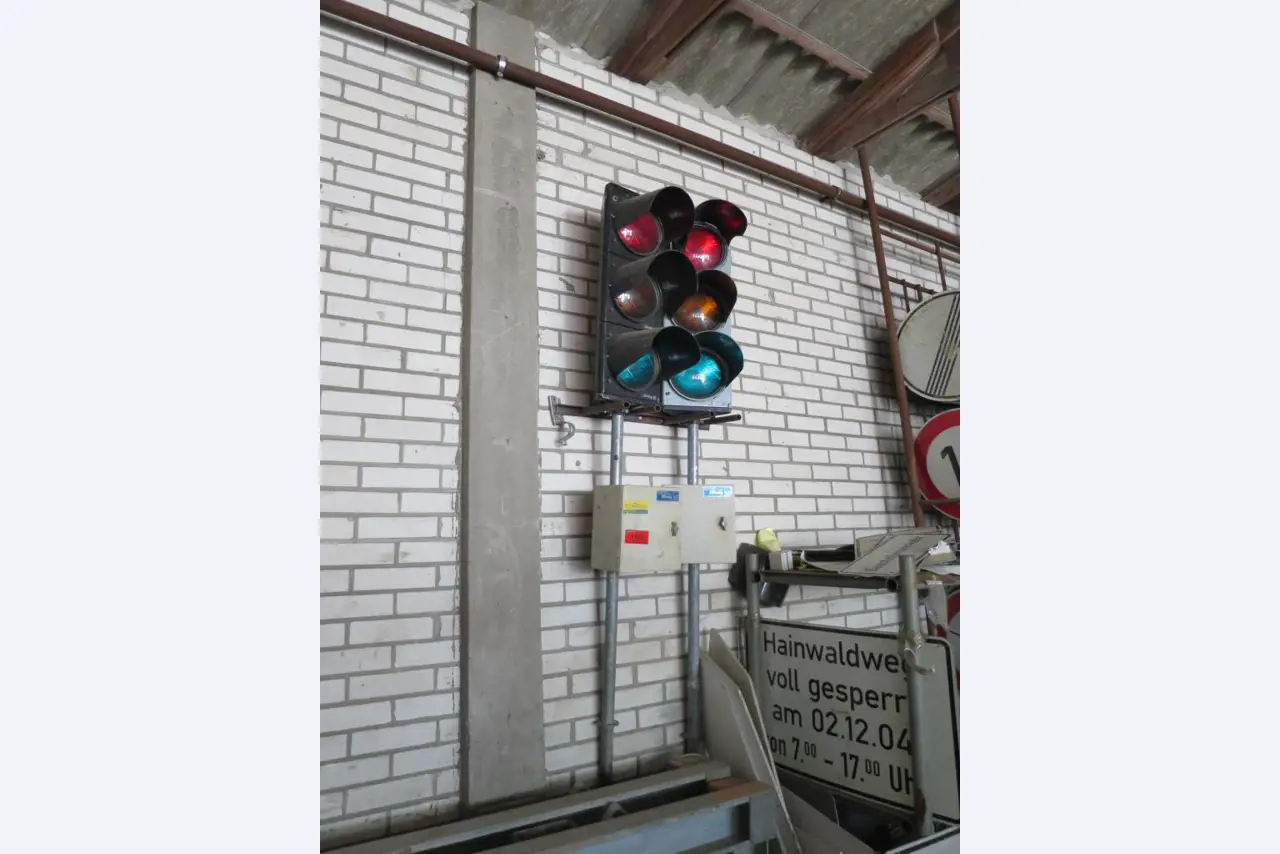 dobro vzdrževani gradbeni stroji, oprema za gradbene stroje in vozila.-1