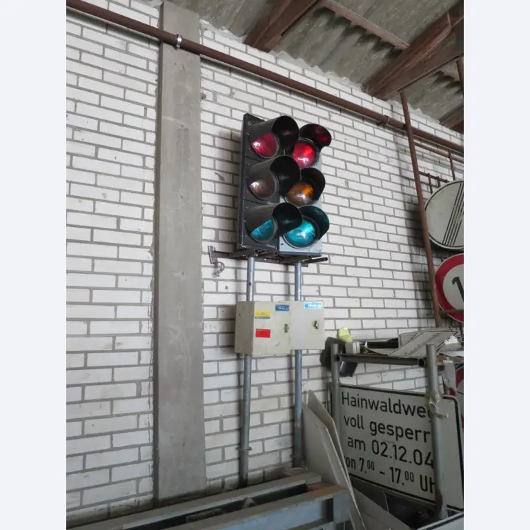 dobro vzdrževani gradbeni stroji, oprema za gradbene stroje in vozila.-1