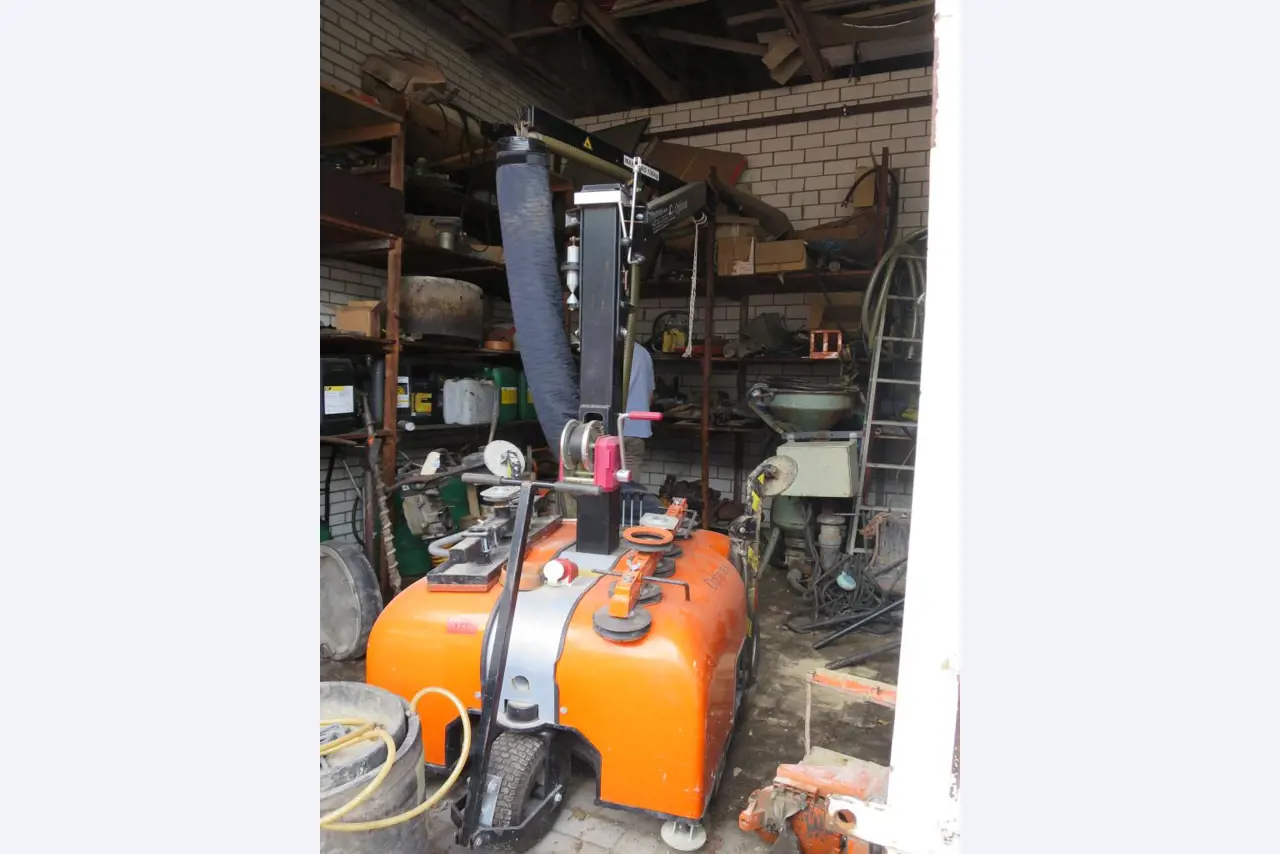 dobro vzdrževani gradbeni stroji, oprema za gradbene stroje in vozila.-1