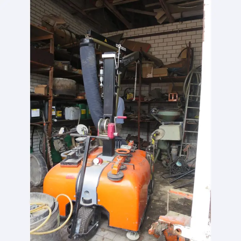 dobro vzdrževani gradbeni stroji, oprema za gradbene stroje in vozila.-1