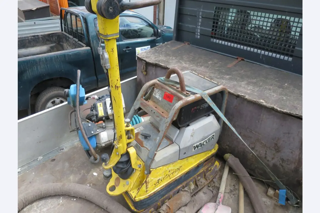 dobro vzdrževani gradbeni stroji, oprema za gradbene stroje in vozila.-1