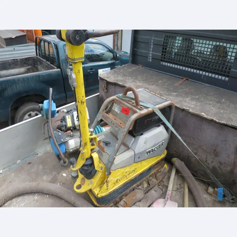 dobro vzdrževani gradbeni stroji, oprema za gradbene stroje in vozila.-1