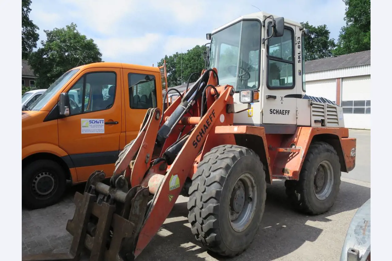 dobro vzdrževani gradbeni stroji, oprema za gradbene stroje in vozila.-1