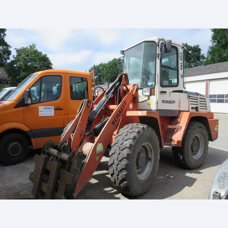 dobro vzdrževani gradbeni stroji, oprema za gradbene stroje in vozila.-1