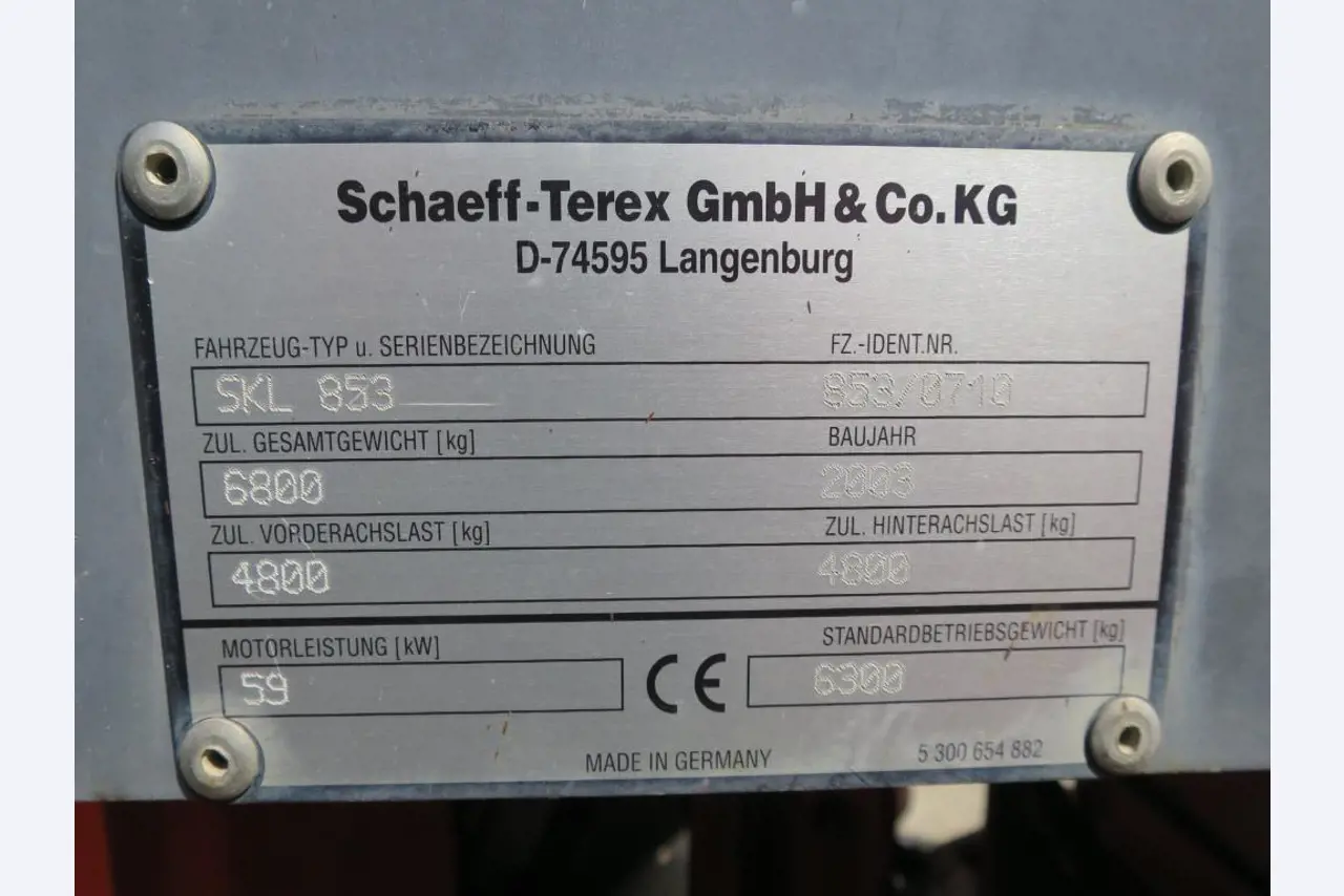 dobro vzdrževani gradbeni stroji, oprema za gradbene stroje in vozila.-2