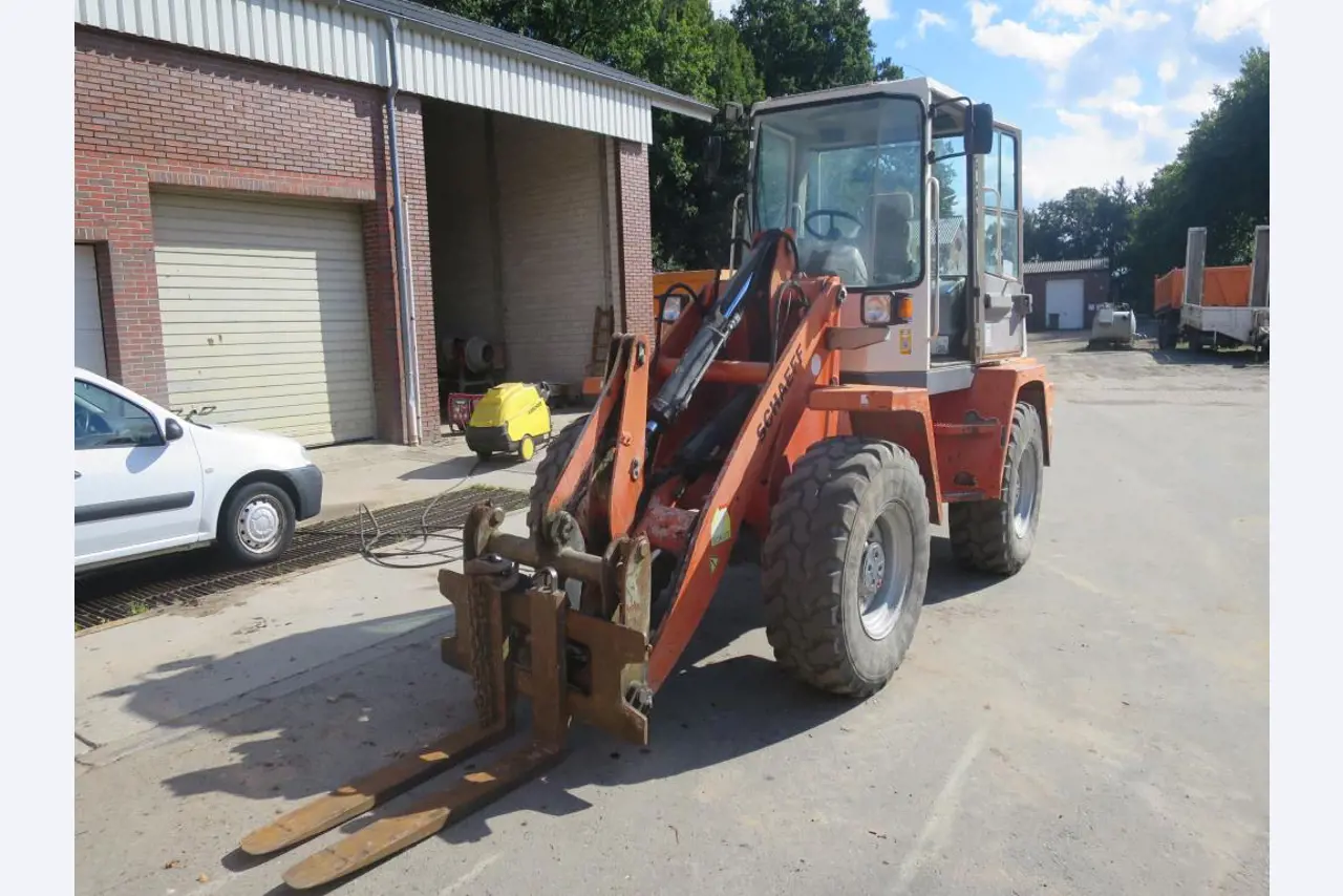 dobro vzdrževani gradbeni stroji, oprema za gradbene stroje in vozila.-3