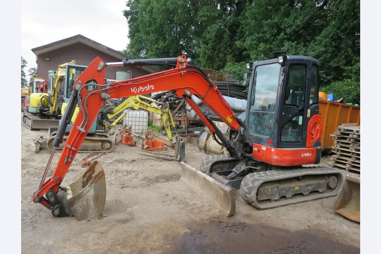 dobro vzdrževani gradbeni stroji, oprema za gradbene stroje in vozila.-1