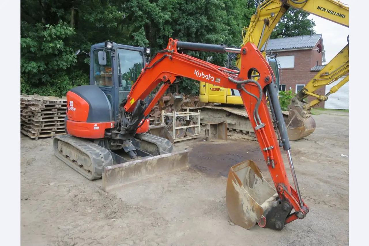 dobro vzdrževani gradbeni stroji, oprema za gradbene stroje in vozila.-2