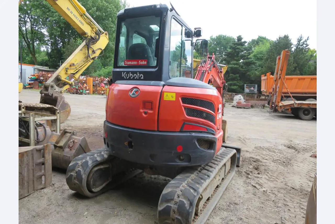 dobro vzdrževani gradbeni stroji, oprema za gradbene stroje in vozila.-4