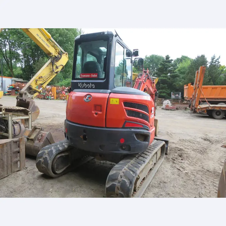 dobro vzdrževani gradbeni stroji, oprema za gradbene stroje in vozila.-4