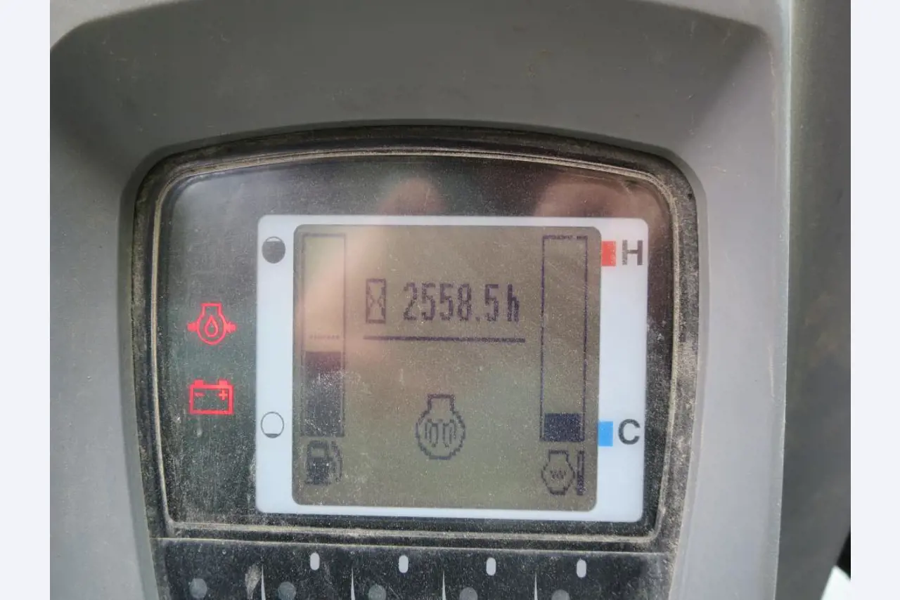 dobro vzdrževani gradbeni stroji, oprema za gradbene stroje in vozila.-5