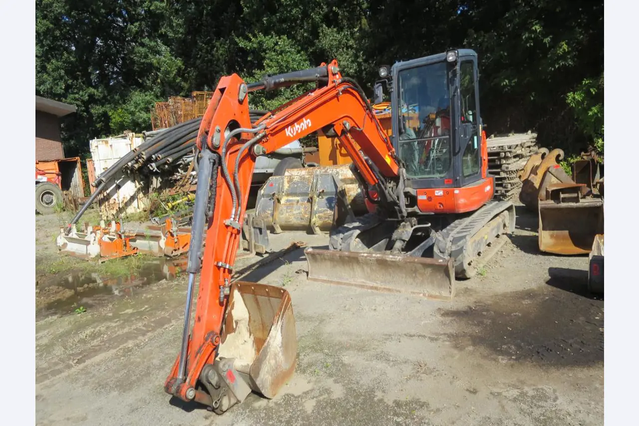 dobro vzdrževani gradbeni stroji, oprema za gradbene stroje in vozila.-6