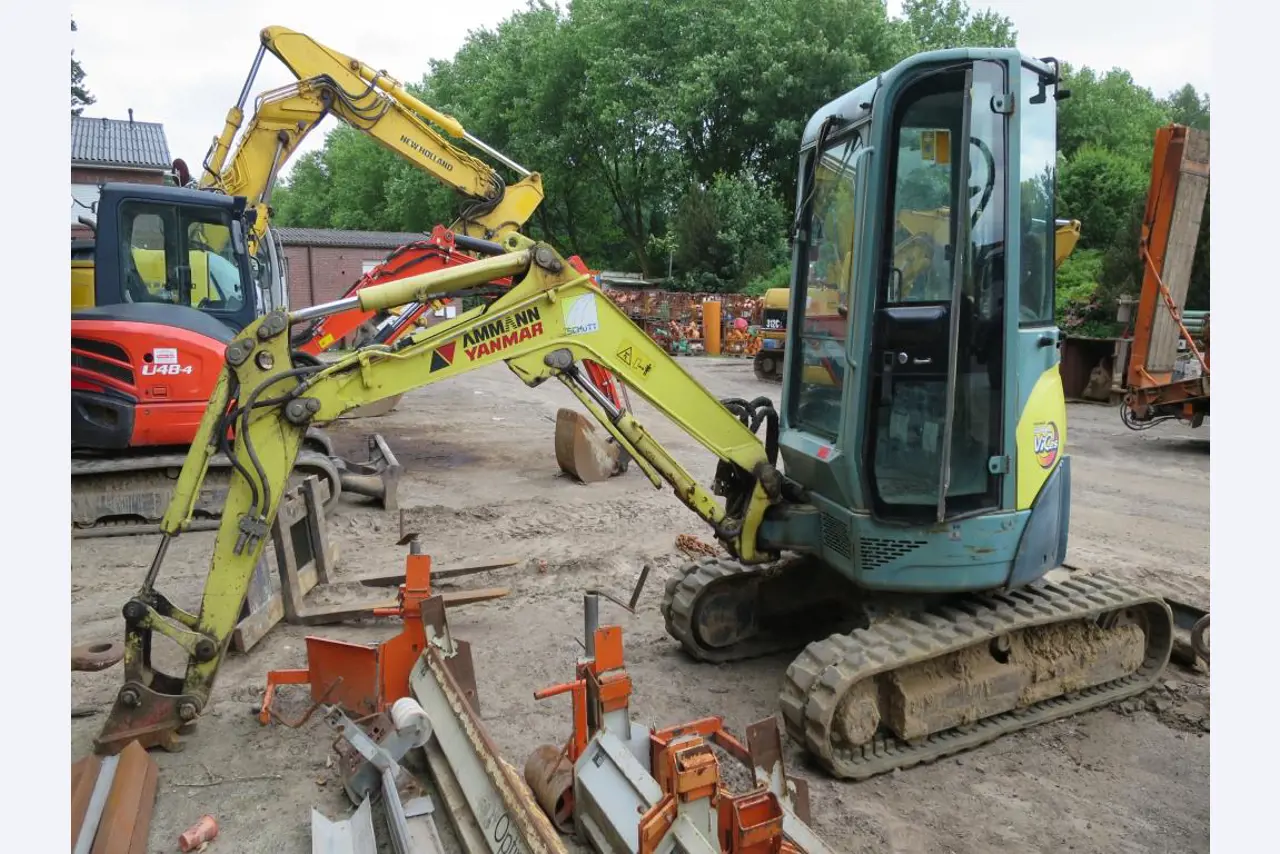 dobro vzdrževani gradbeni stroji, oprema za gradbene stroje in vozila.-1