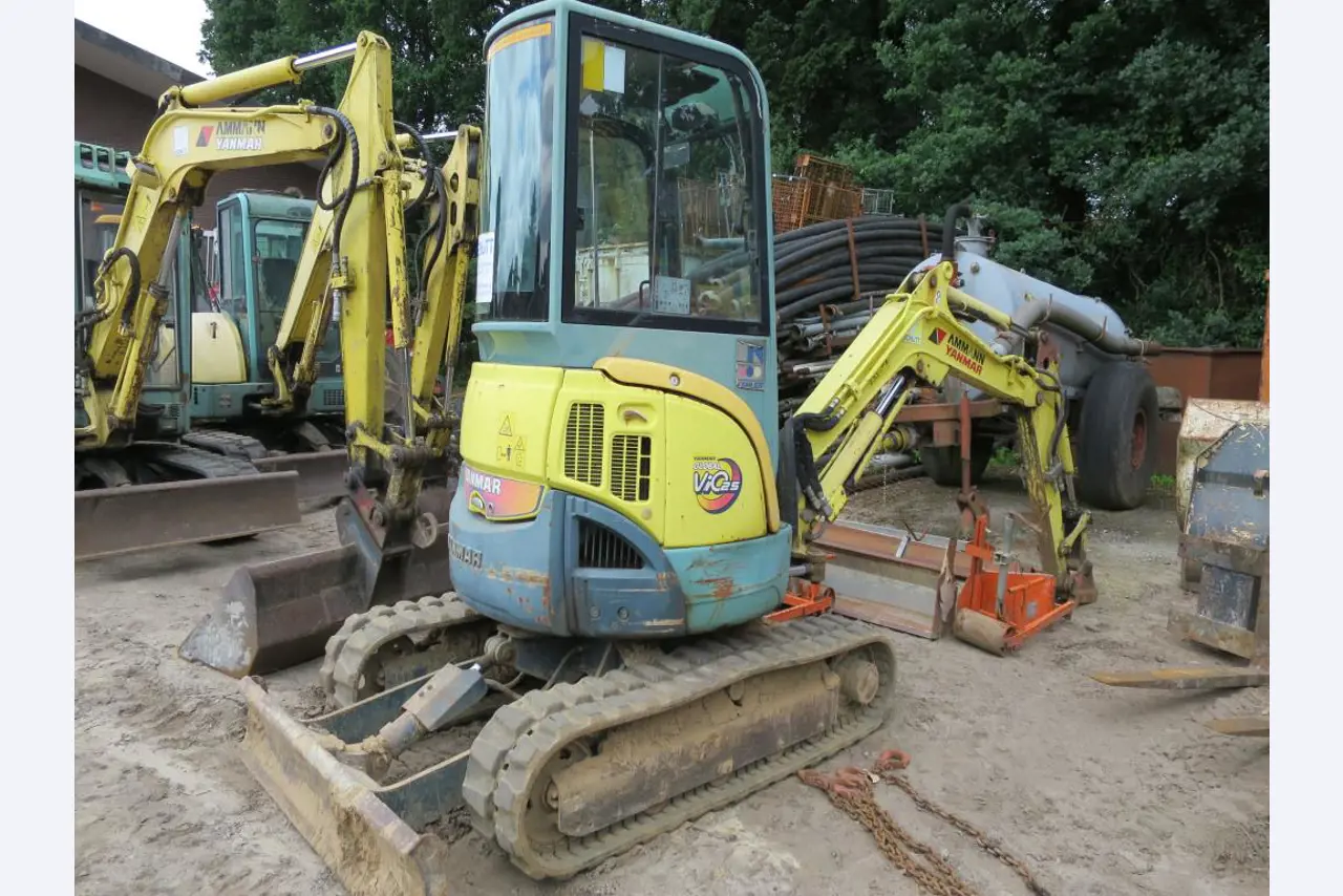 dobro vzdrževani gradbeni stroji, oprema za gradbene stroje in vozila.-2