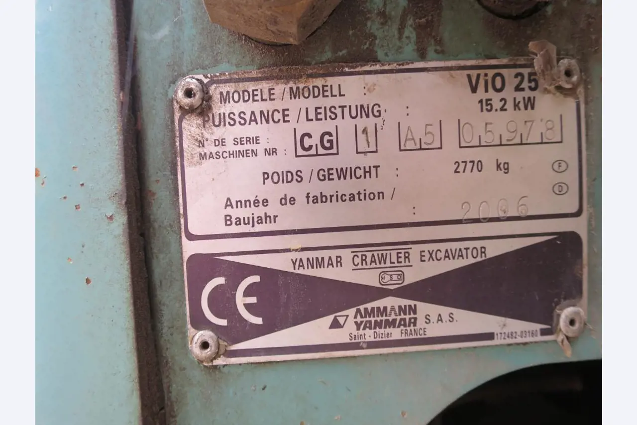 dobro vzdrževani gradbeni stroji, oprema za gradbene stroje in vozila.-4