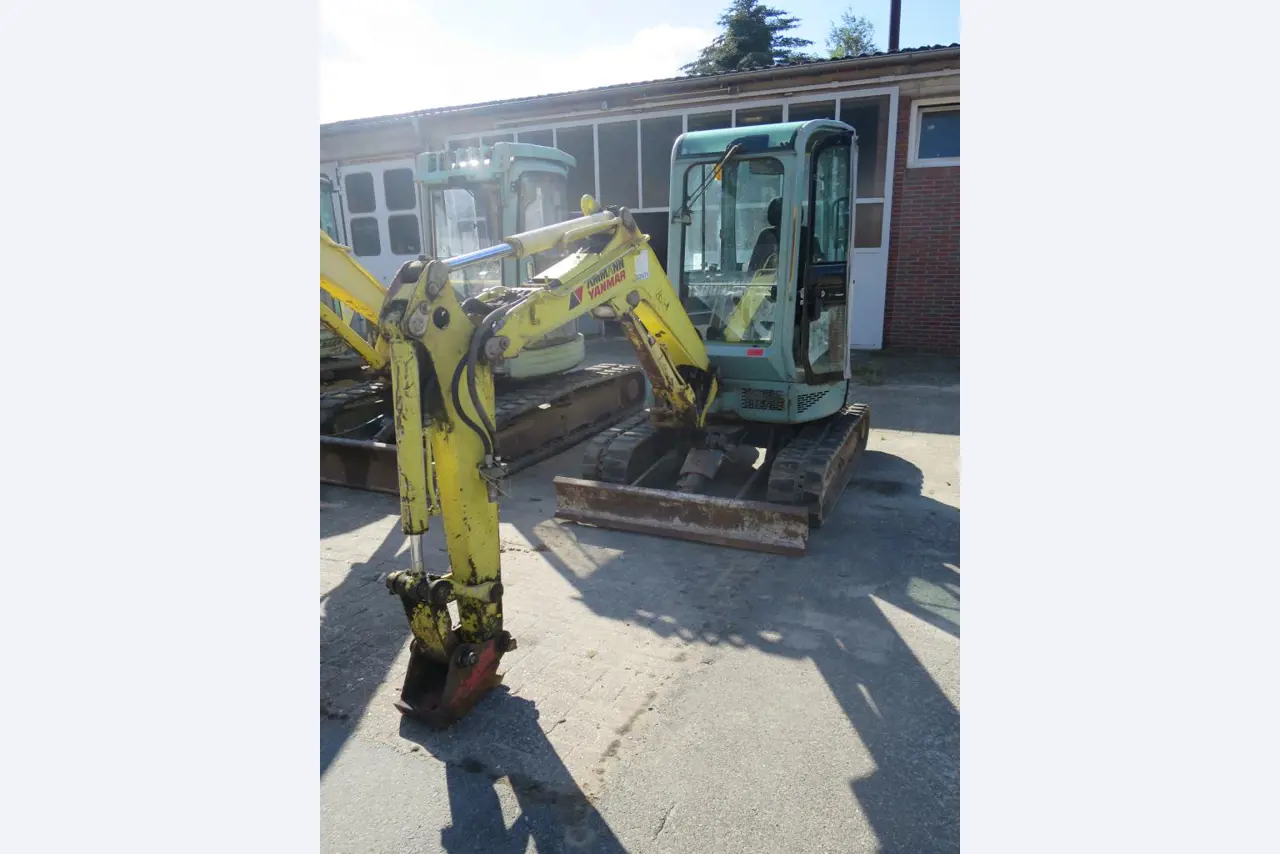 dobro vzdrževani gradbeni stroji, oprema za gradbene stroje in vozila.-5