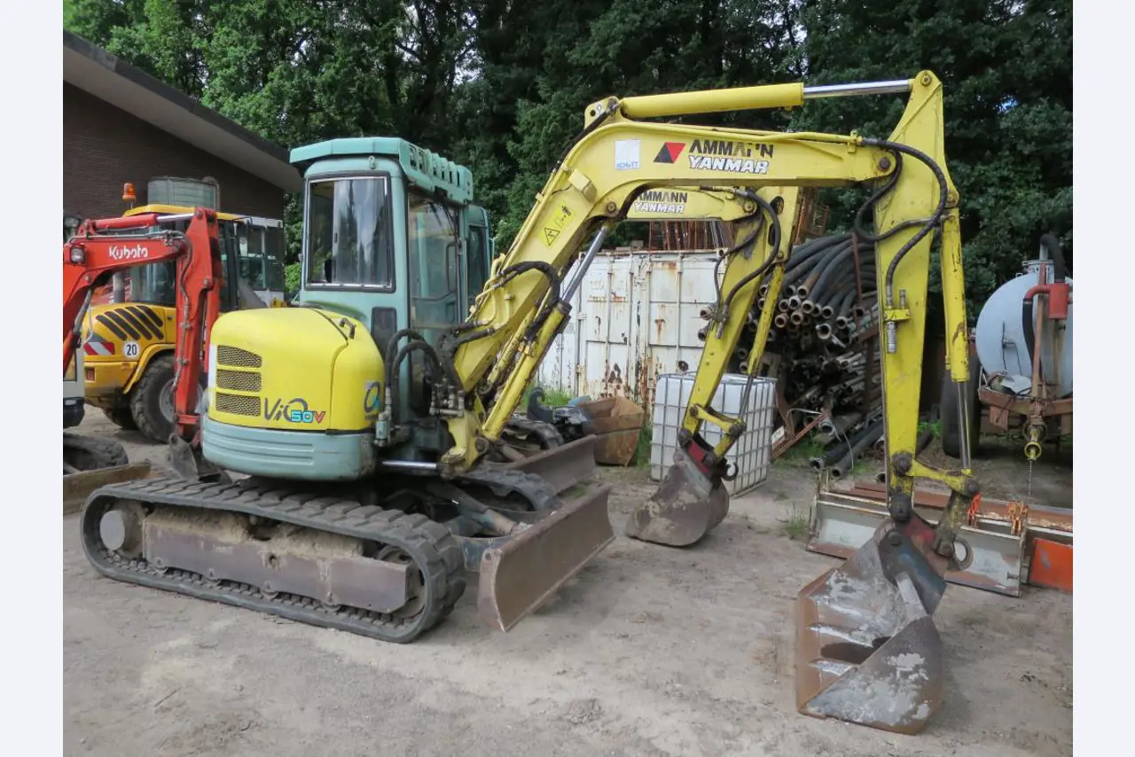 dobro vzdrževani gradbeni stroji, oprema za gradbene stroje in vozila.-1