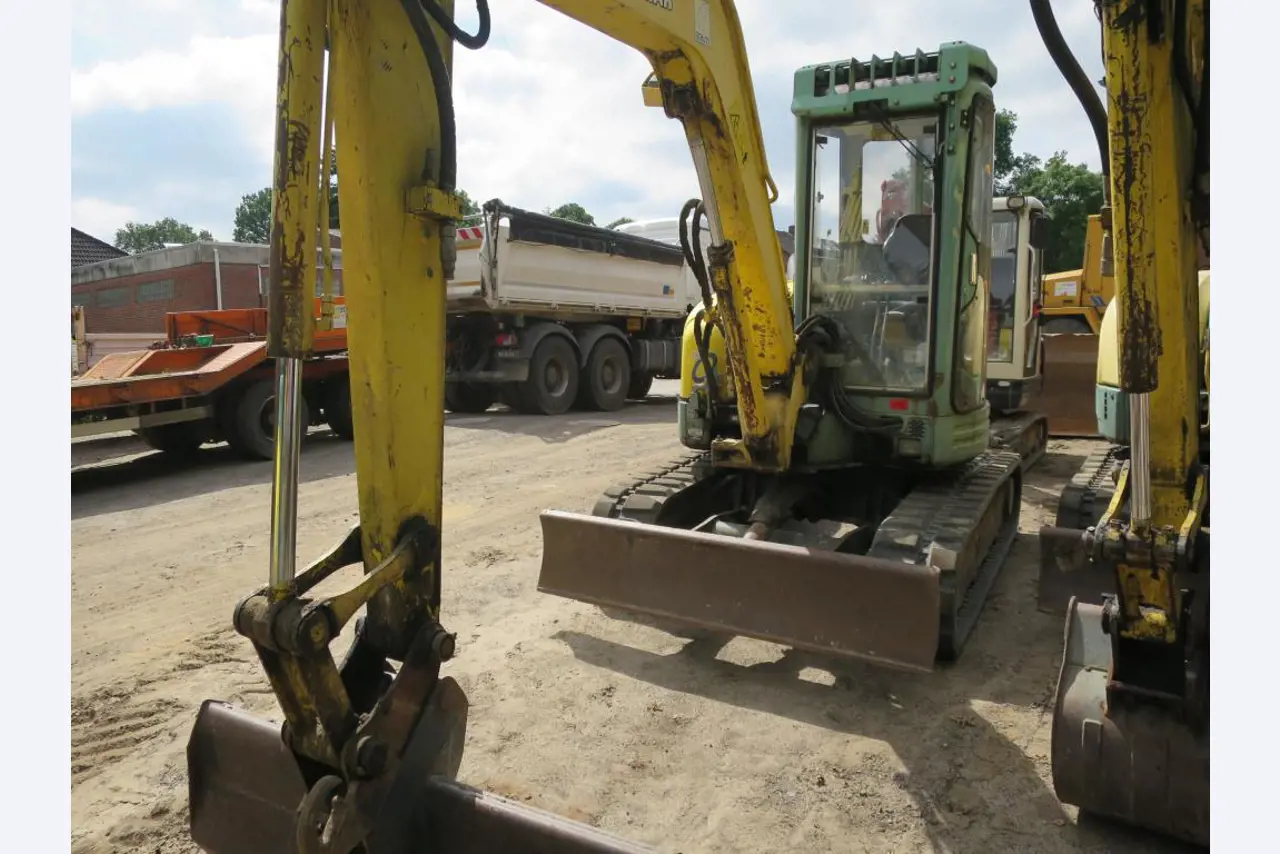 dobro vzdrževani gradbeni stroji, oprema za gradbene stroje in vozila.-2