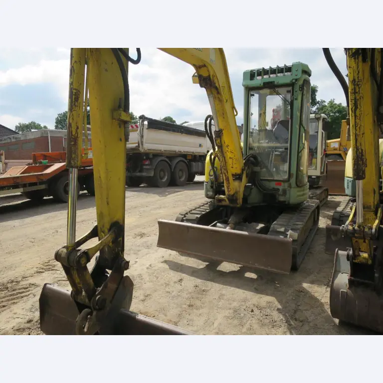 dobro vzdrževani gradbeni stroji, oprema za gradbene stroje in vozila.-2