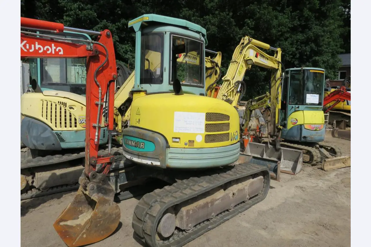 dobro vzdrževani gradbeni stroji, oprema za gradbene stroje in vozila.-3