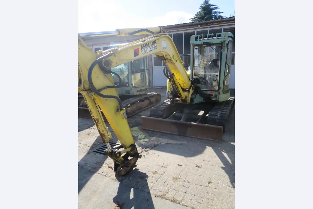 dobro vzdrževani gradbeni stroji, oprema za gradbene stroje in vozila.-6