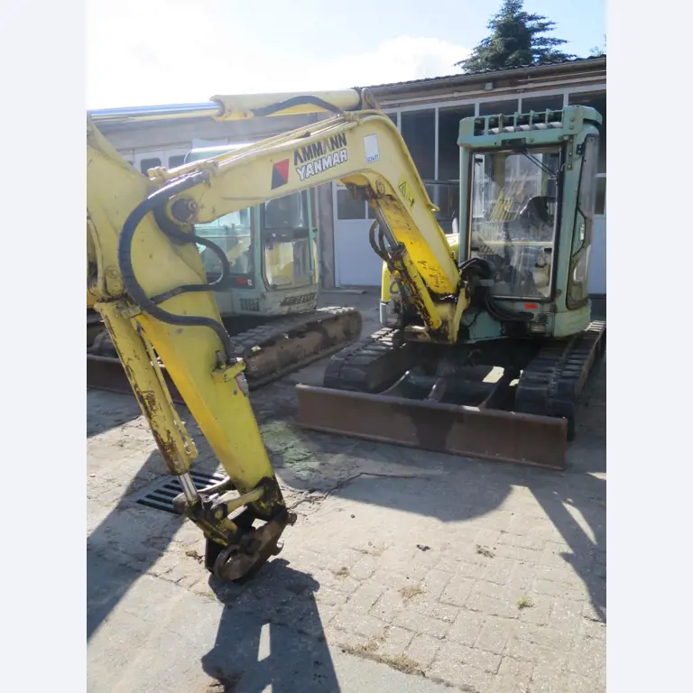 dobro vzdrževani gradbeni stroji, oprema za gradbene stroje in vozila.-6