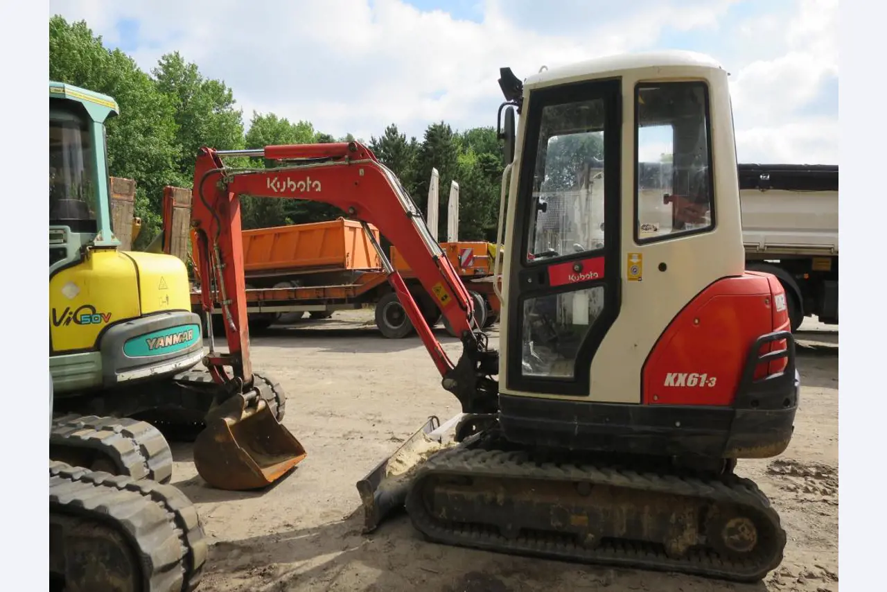 dobro vzdrževani gradbeni stroji, oprema za gradbene stroje in vozila.-1