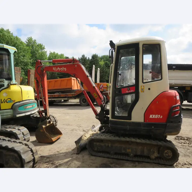 dobro vzdrževani gradbeni stroji, oprema za gradbene stroje in vozila.-1