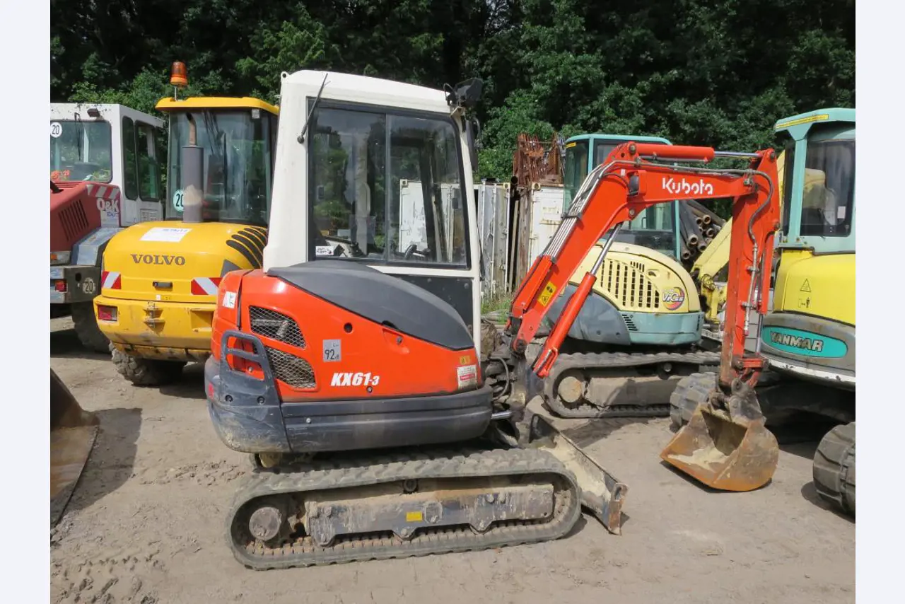 dobro vzdrževani gradbeni stroji, oprema za gradbene stroje in vozila.-2