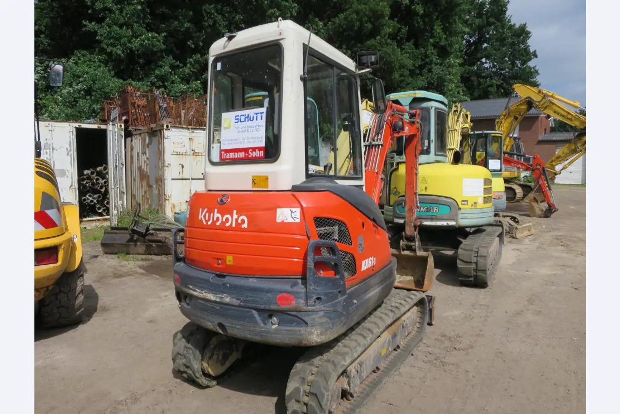 dobro vzdrževani gradbeni stroji, oprema za gradbene stroje in vozila.-3