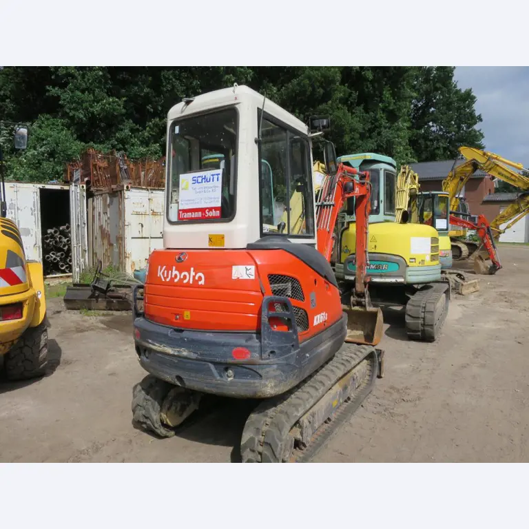 dobro vzdrževani gradbeni stroji, oprema za gradbene stroje in vozila.-3