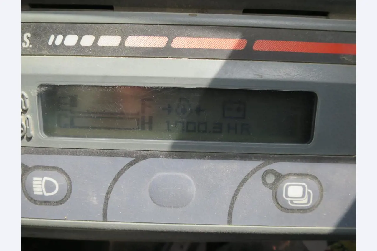 dobro vzdrževani gradbeni stroji, oprema za gradbene stroje in vozila.-4