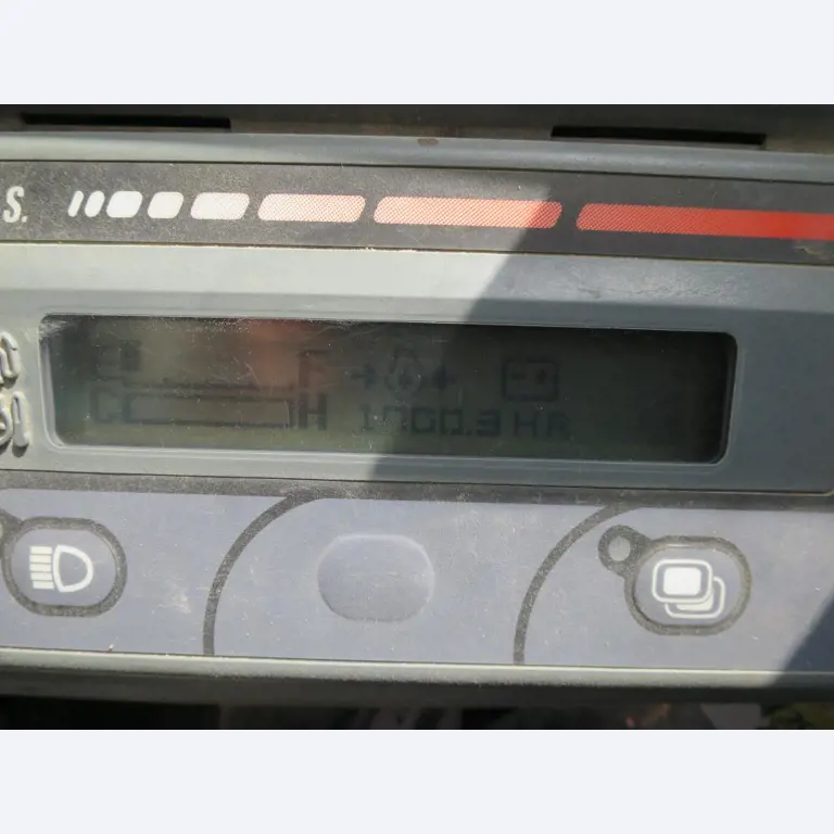 dobro vzdrževani gradbeni stroji, oprema za gradbene stroje in vozila.-4