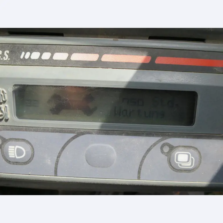 dobro vzdrževani gradbeni stroji, oprema za gradbene stroje in vozila.-5