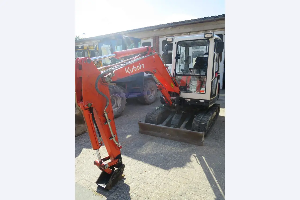 dobro vzdrževani gradbeni stroji, oprema za gradbene stroje in vozila.-7