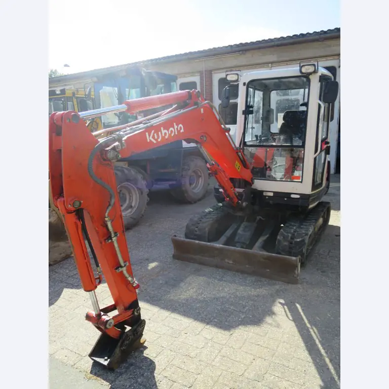 dobro vzdrževani gradbeni stroji, oprema za gradbene stroje in vozila.-7