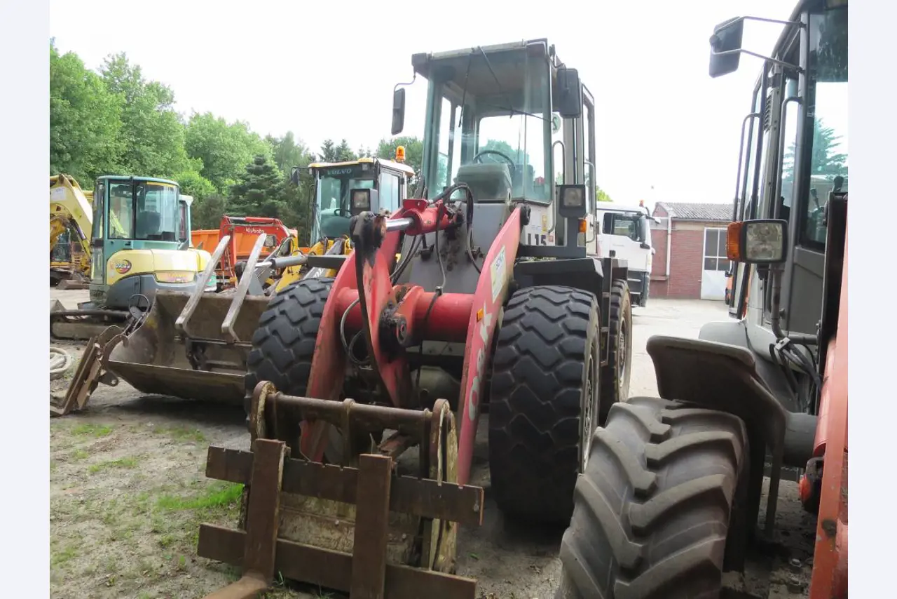 dobro vzdrževani gradbeni stroji, oprema za gradbene stroje in vozila.-2