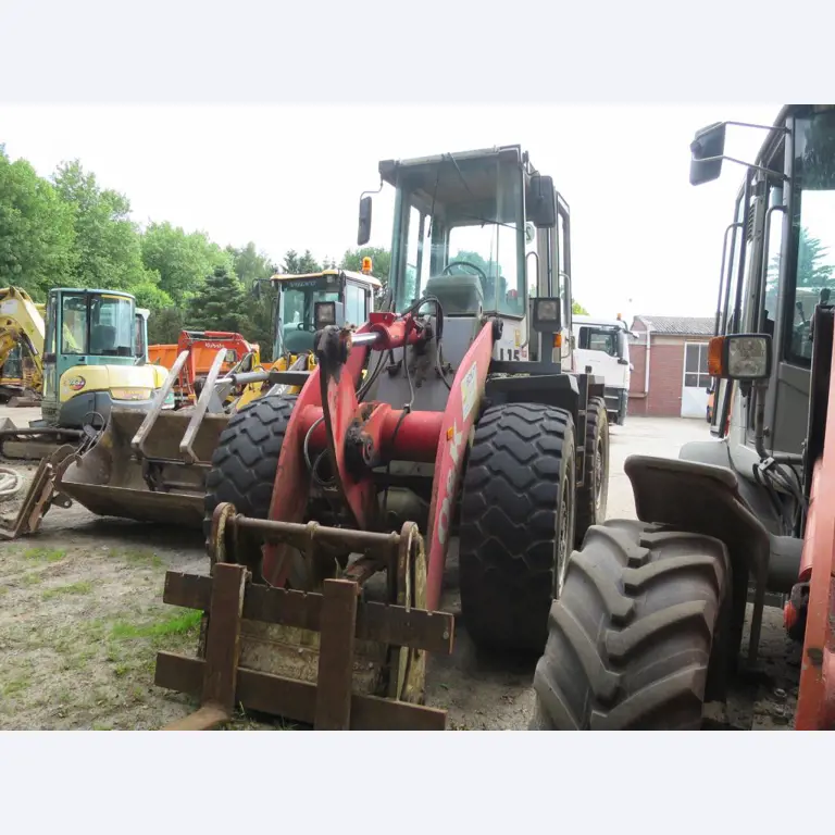 dobro vzdrževani gradbeni stroji, oprema za gradbene stroje in vozila.-2