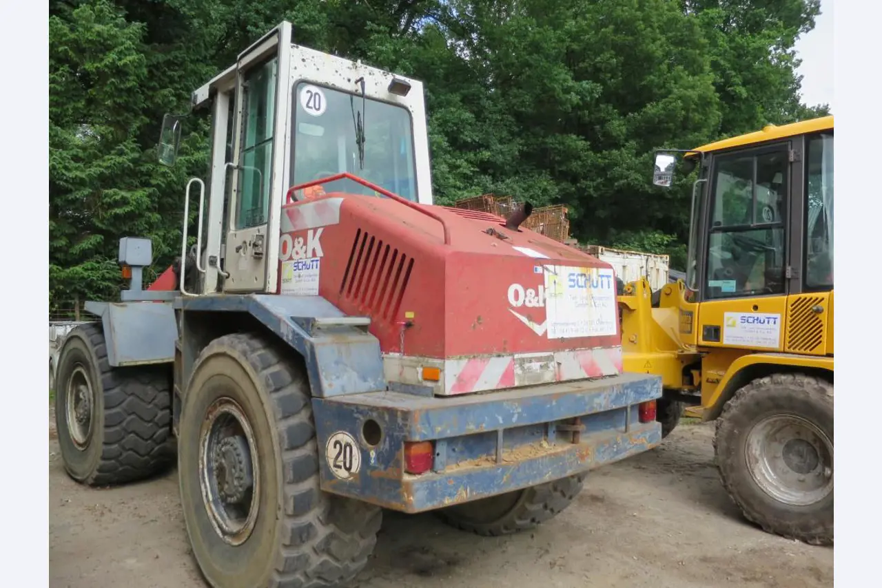 dobro vzdrževani gradbeni stroji, oprema za gradbene stroje in vozila.-3