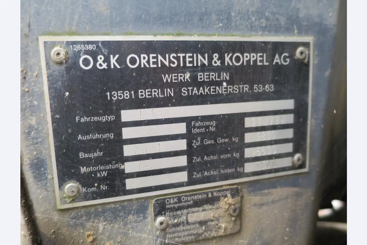 dobro vzdrževani gradbeni stroji, oprema za gradbene stroje in vozila.-4