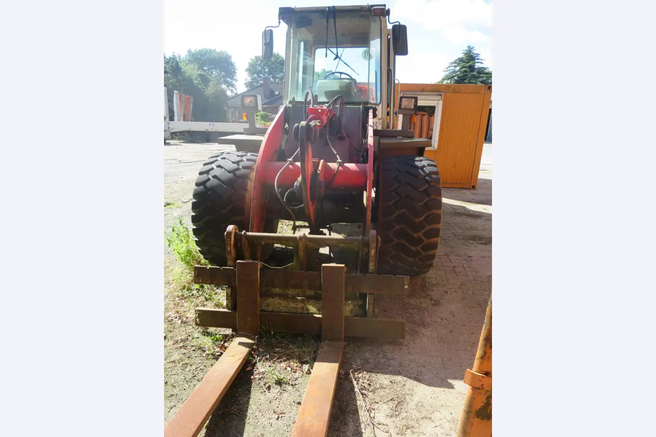 dobro vzdrževani gradbeni stroji, oprema za gradbene stroje in vozila.-6