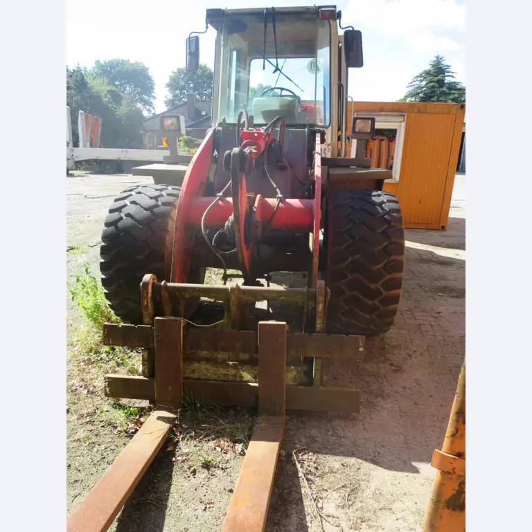 dobro vzdrževani gradbeni stroji, oprema za gradbene stroje in vozila.-6