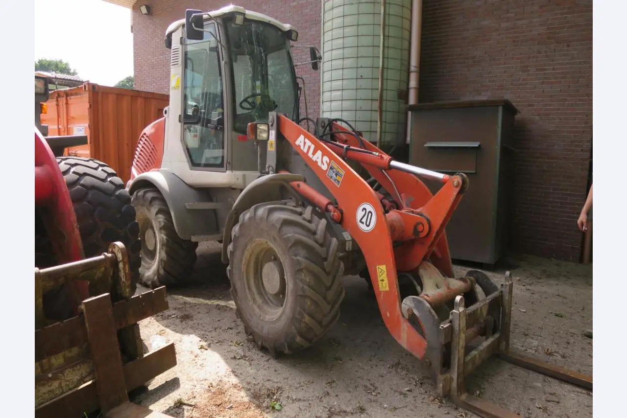 dobro vzdrževani gradbeni stroji, oprema za gradbene stroje in vozila.-2