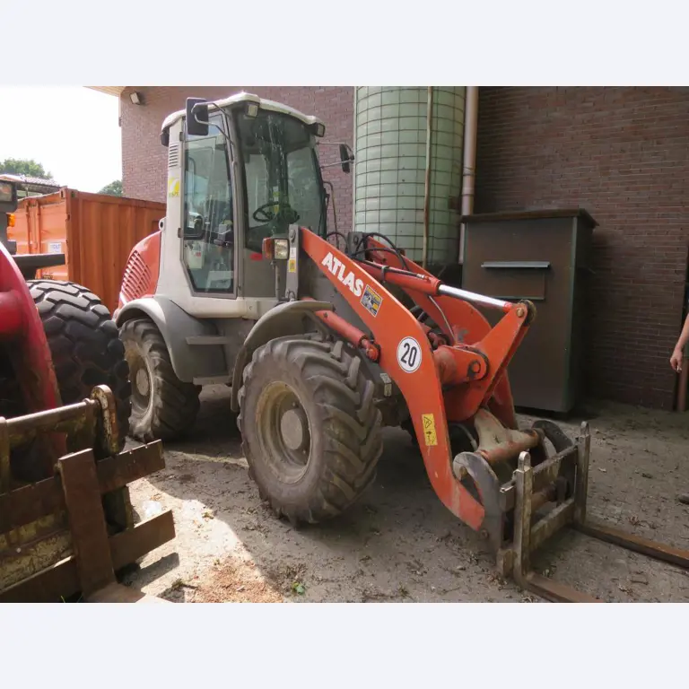 dobro vzdrževani gradbeni stroji, oprema za gradbene stroje in vozila.-2
